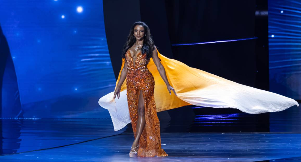 La concursante de Miss Jamaica está en estado preocupante tras caerse durante la competencia en Tailandia.