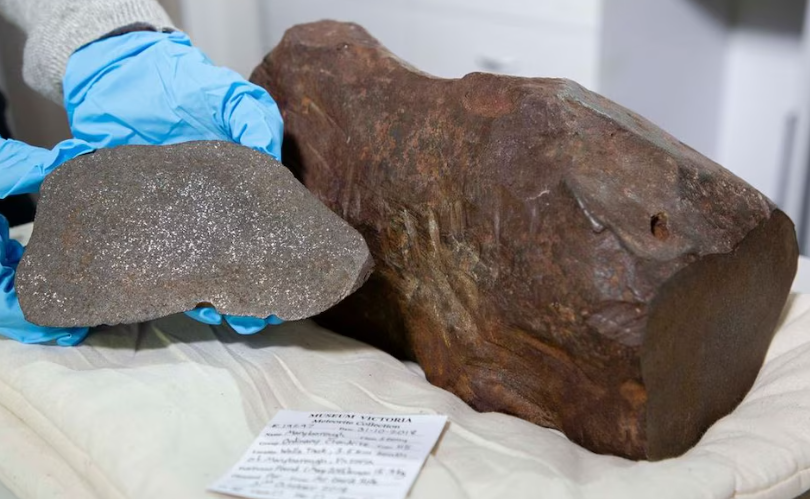 Un individuo guarda una roca pensando que es oro, pero se descubre como un valioso meteorito.