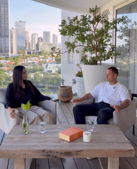 Javier “Chicharito” Hernández, futbolista mexicana, discute sobre energías femeninas y masculinas en una conversación con la psicóloga mexicana María Gómez.