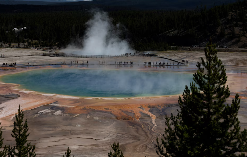 Científicos británicos exploran el origen de las primeras moléculas proteicas que condujeron al desarrollo de la vida en la Tierra.