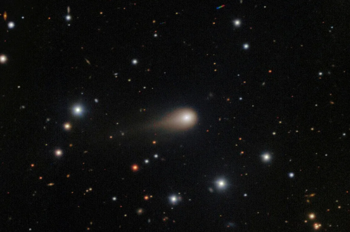 Un telescopio en Chile capta imágenes de la expansión de la cola del cometa interestelar 3I-Atlas mientras atraviesa nuestra atmósfera.