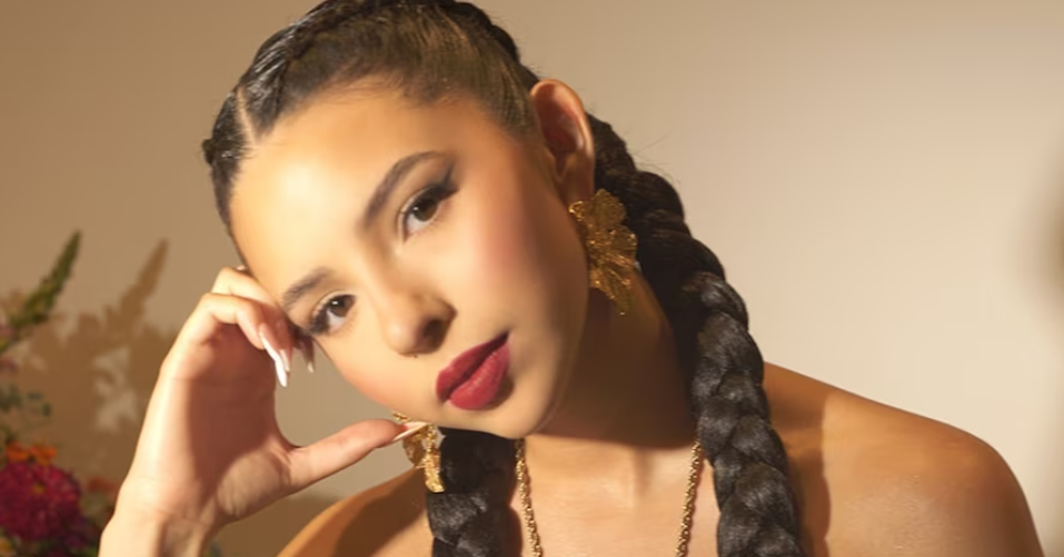 Ángela Aguilar genera mucha atención en las redes sociales al exhibir una modificación en su aspecto físico, lo que provoca conjeturas sobre si habría sometido a algún procedimiento estético.