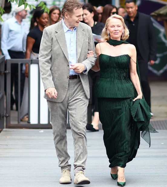 Pamela Anderson niega los rumores sobre una presunta relación con Liam Neeson y afirma que no cae en estrategias publicitarias.