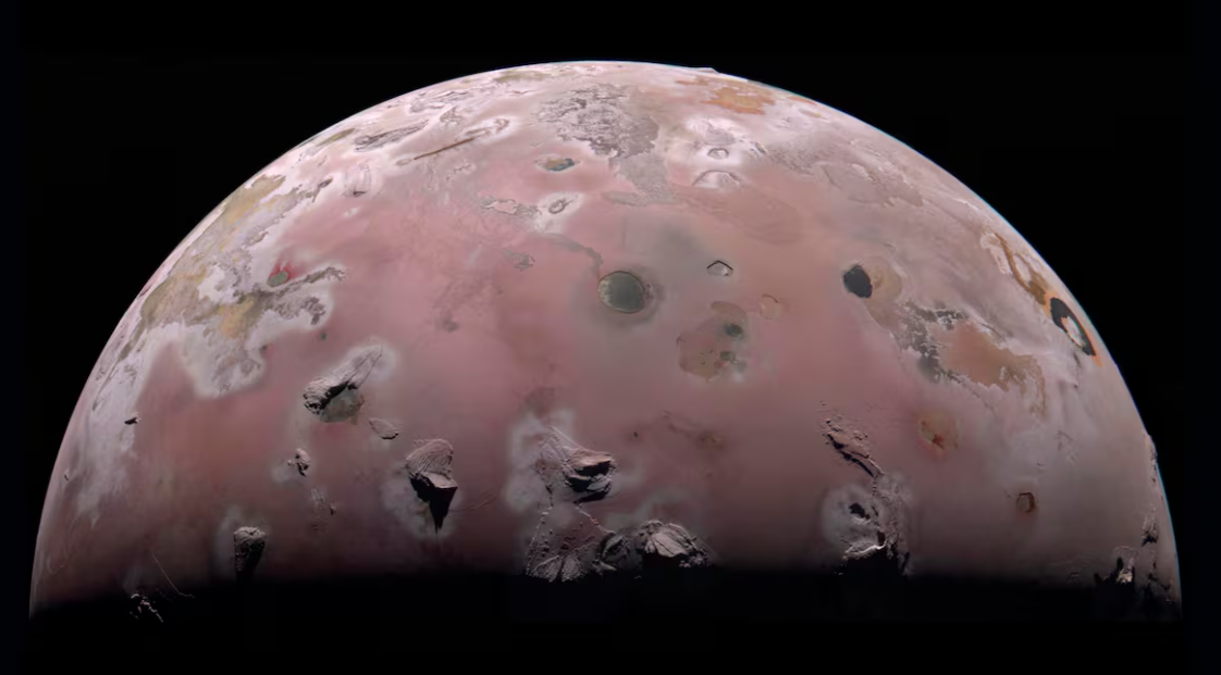 Científicos de la UNAM detectan siete volcanes activos en Ío, el satélite con mayor actividad volcánica del sistema solar.