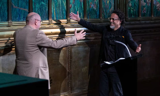 Después del estreno de la película Amores perros, dos colaboradores anteriores del proyecto se reencuentran