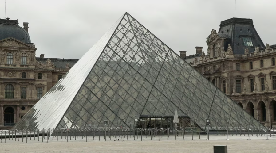 Un ladron ha sustraído joyas de alto valor en el museo francés del Louvre, valoradas alrededor de 88 millones de euros.