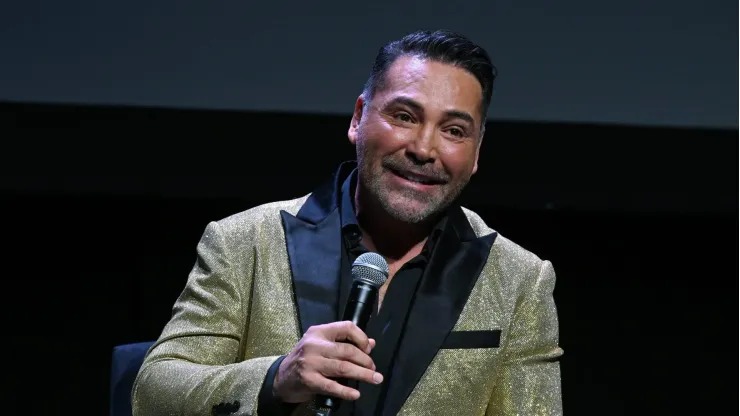 Oscar de la Hoya cuestiona la importancia del combate entre Canelo Álvarez y Terence Crawford, manifestando su asombro al verlo como la pelea más significativa en el boxeo.