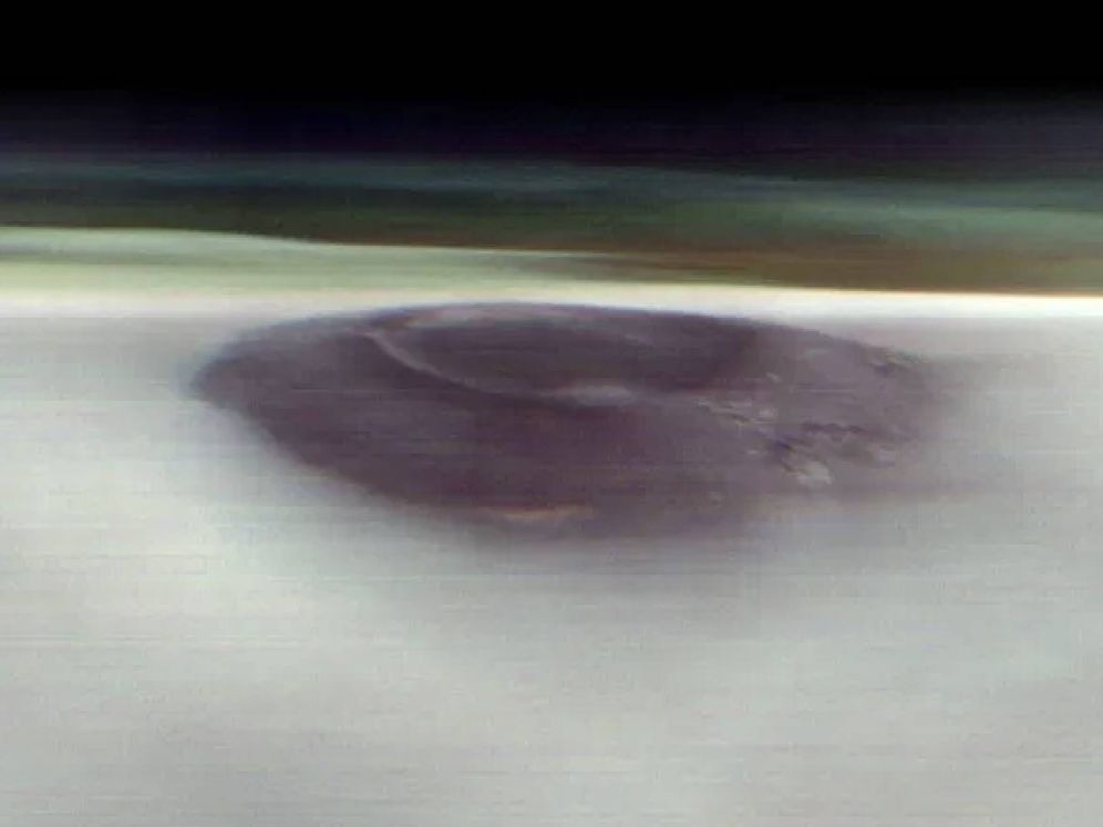 La NASA captura una imagen sobresaliente de Marte, revelando una montaña volcánica sobre densas nubes en su superficie.