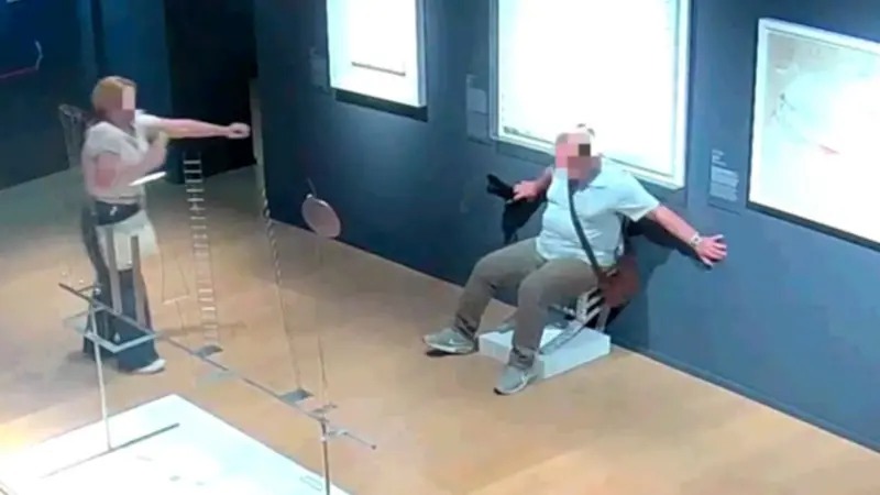 Ocurrió un incidente en un museo italiano cuando una pareja intentó fotografiarse frente a una obra de arte, lo que dañó la pieza.