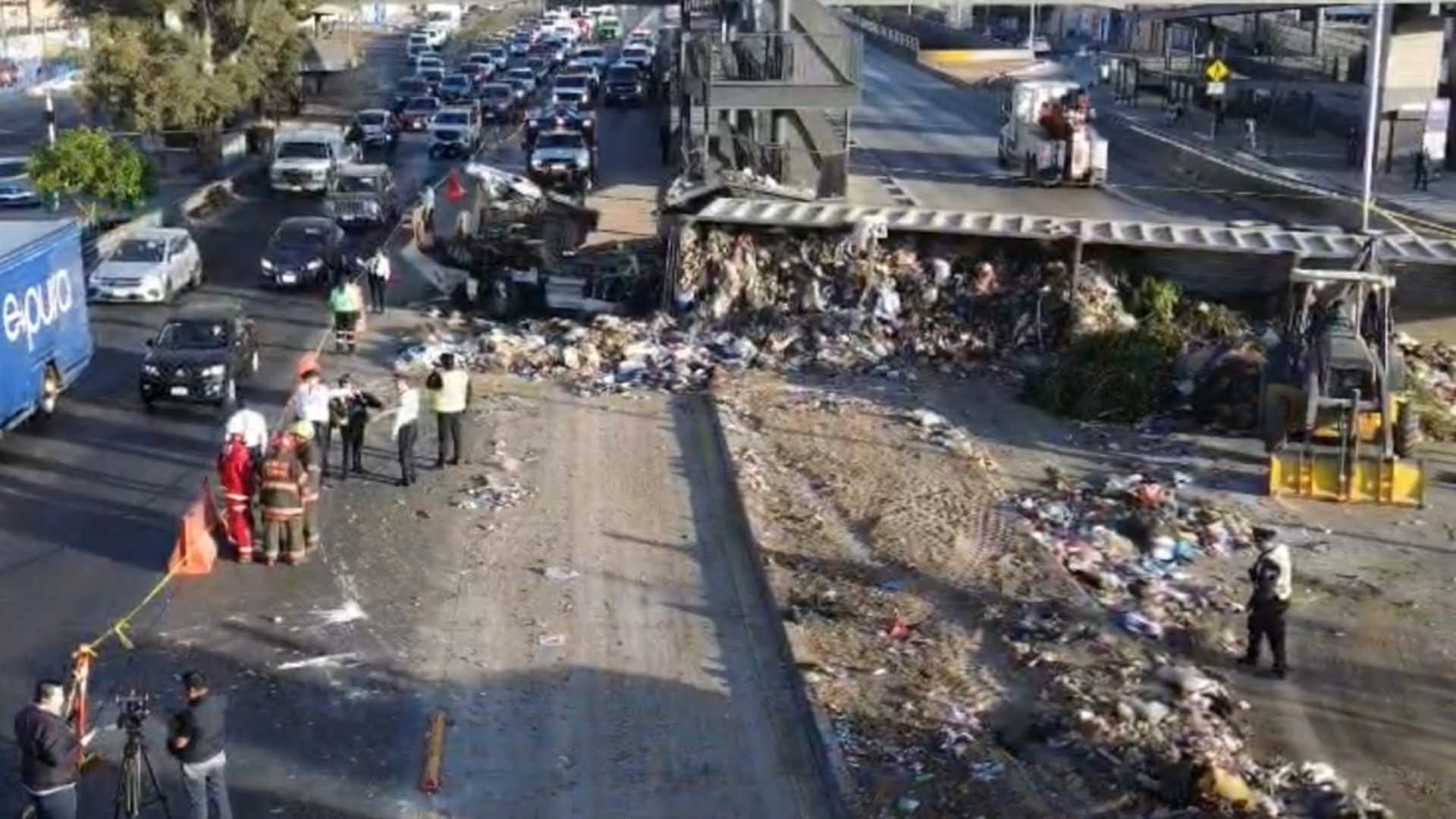 ¡Colapso total en Periférico Sur! Tráiler con desechos vuelve a cerrar ambos sentidos