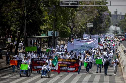 Jubilados de Pemex y CFE protestan por recortes de hasta 60% en pensiones