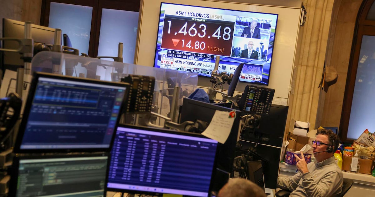 Irán reabre el Estrecho de Ormuz; cae el petróleo y suben bolsas globales