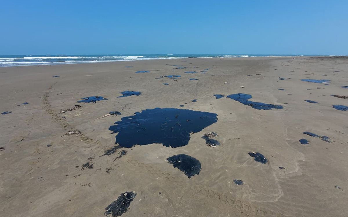 Pemex separa a tres funcionarios por derrame en Golfo; Greenpeace y habitantes critican respuesta