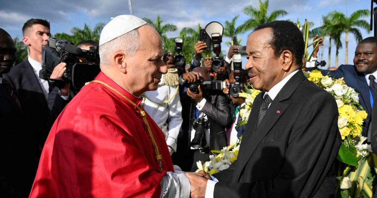 Papa León XIV denuncia a tiranos en Camerún mientras Trump lo ataca
