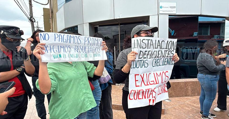 Estudiantes de la Universidad Tamaulipeca protestan en Reynosa por alzas en colegiaturas y costos de titulación