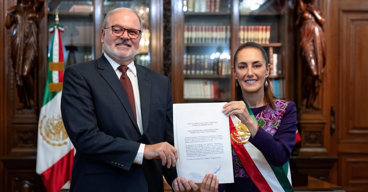 Sheinbaum recibe cartas credenciales de cinco embajadores y se reúne en privado con el de Cuba