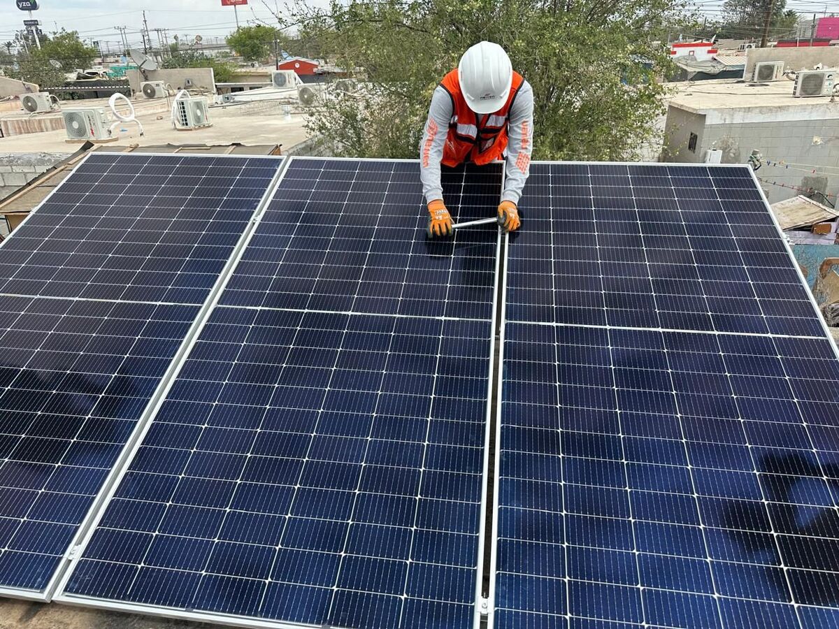CFE avanza en la instalación de microredes solares para dotar de electricidad continua a comunidades aisladas en la sierra