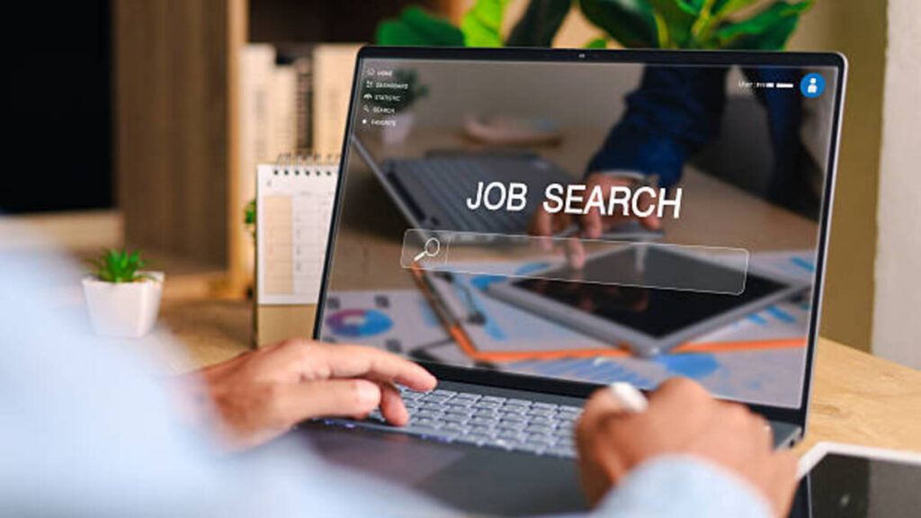 Policía Cibernética desmantela más de 100 sitios web con falsas ofertas de empleo remoto