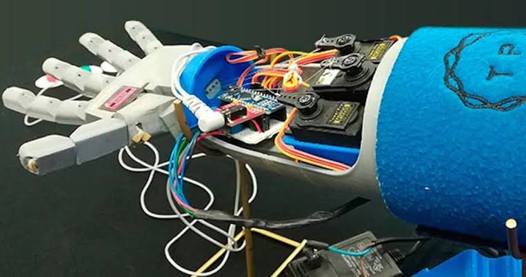 Estudiantes del IPN crean prototipo de prótesis robótica de bajo costo controlada por impulsos musculares